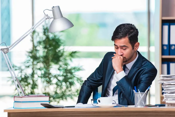 Empresário que trabalha no escritório — Fotografia de Stock