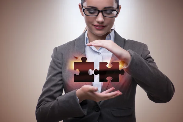 Geschäftsfrau im Geschäftskonzept mit Puzzleteil — Stockfoto