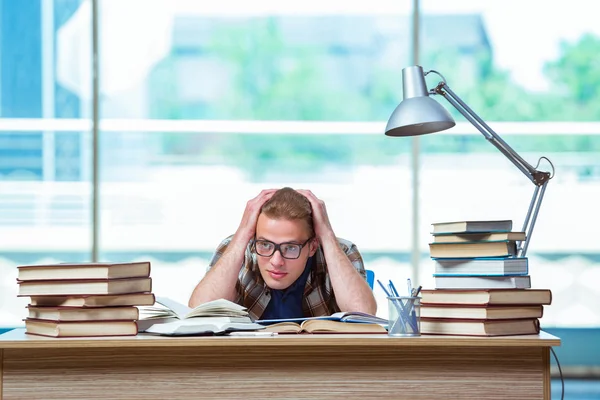 Ung manlig student förbereder sig för gymnasiet tentor — Stockfoto