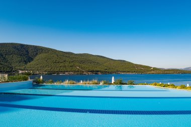 Yüzme Havuzu parlak yaz gününde