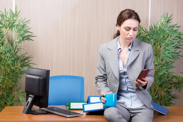 Kadın ofiste çalışan stres altında — Stok fotoğraf