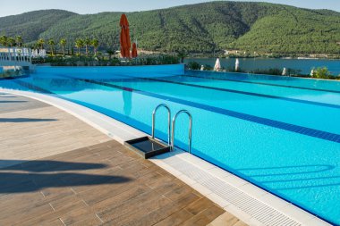 Aydınlık bir yaz gününde açık havada güzel bir yüzme havuzu.