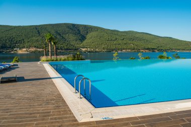 Aydınlık bir yaz gününde açık havada güzel bir yüzme havuzu.