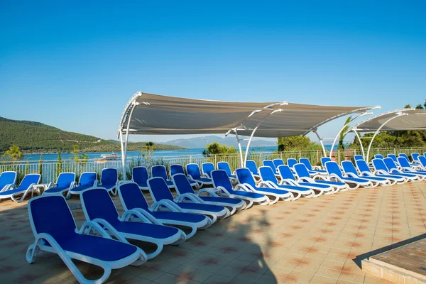 Bella piscina all'aperto nella luminosa giornata estiva — Foto Stock