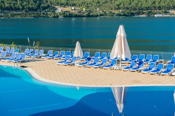 Schönes Schwimmbad im Freien an einem hellen Sommertag — Stockfoto