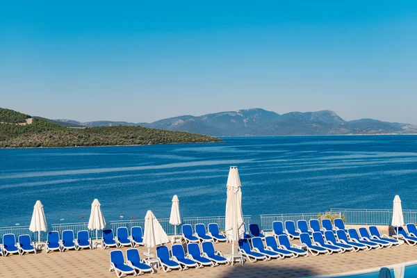 Piscina nella luminosa giornata estiva — Foto Stock