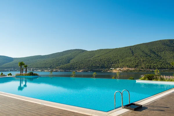 Piscina agradável ao ar livre no dia de verão brilhante — Fotografia de Stock