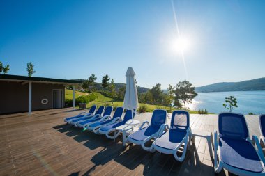 Aydınlık bir yaz gününde açık havada güzel bir yüzme havuzu.