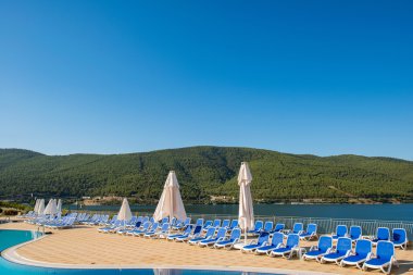 Aydınlık bir yaz gününde açık havada güzel bir yüzme havuzu.