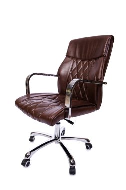 Beyaz izole kahverengi deri ofis koltuğu