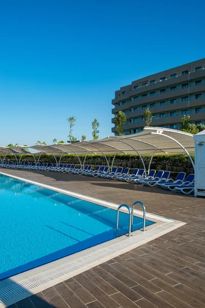 Bella piscina all'aperto nella luminosa giornata estiva — Foto Stock