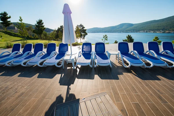 Bella piscina all'aperto nella luminosa giornata estiva — Foto Stock