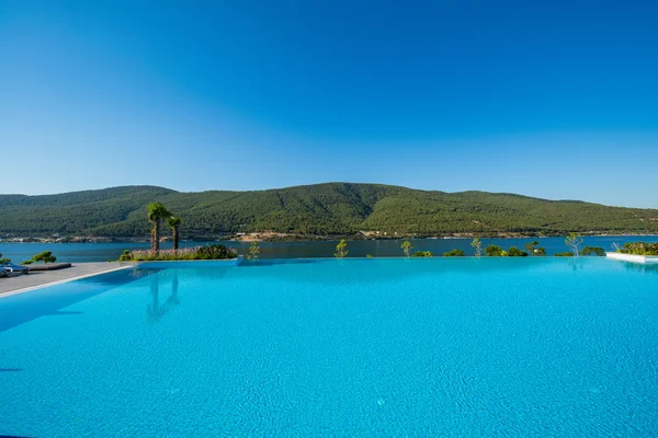 Bonita piscina al aire libre en brillante día de verano — Foto de Stock