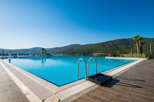 Aydınlık bir yaz gününde açık havada güzel bir yüzme havuzu. — Stok fotoğraf