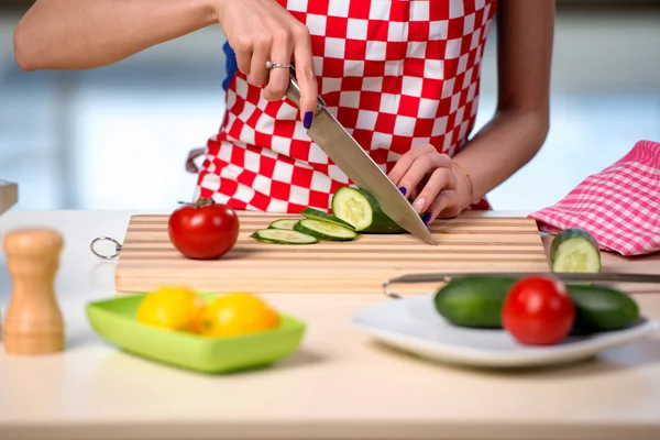 Mujer preparando ensalada en la cocina — Foto de Stock