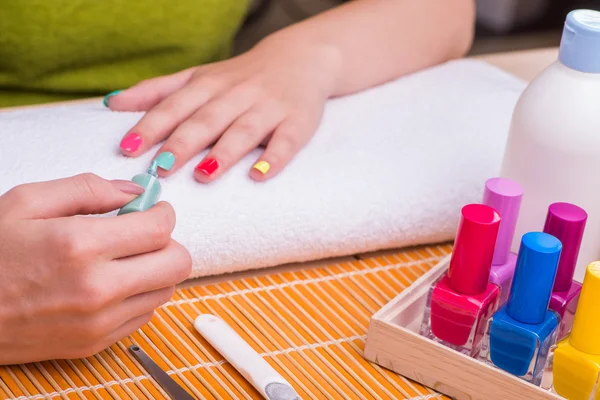 Mujer en el tratamiento de la mano concepto de manicura — Foto de Stock