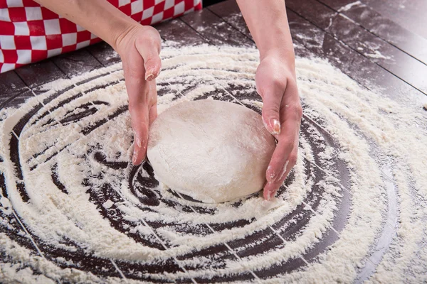 Koch bereitet Teig für das Backen in der Küche vor — Stockfoto