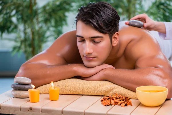 Beau homme pendant la séance de spa — Photo