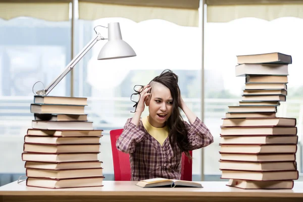 Jovem estudante com pilha de livros — Fotografia de Stock