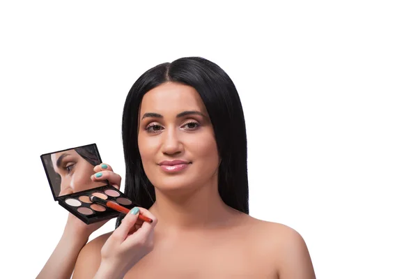 Mujer joven consiguiendo maquillaje aislado en blanco — Foto de Stock