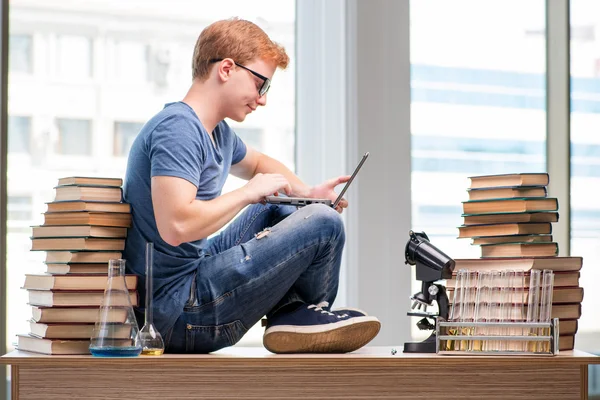 Jonge student moe en uitgeput voorbereiding voor scheikunde examen — Stockfoto