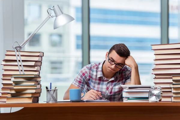 Jovem estudante se preparando para exames universitários — Fotografia de Stock