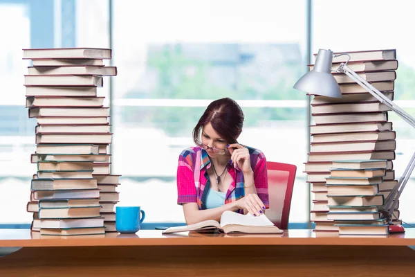 Ung kvinnlig student förbereder sig för tentor — Stockfoto