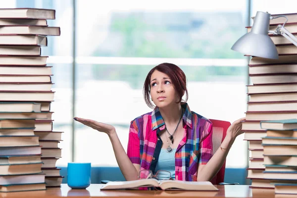 Jeune étudiante se préparant aux examens — Photo