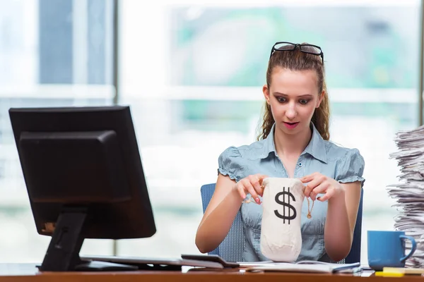 Zakenvrouw met geld zakken in het kantoor — Stockfoto