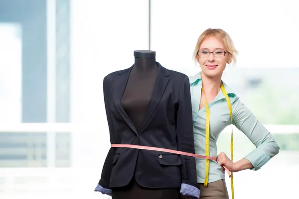 Vrouw op maat werken aan nieuwe kleding — Stockfoto