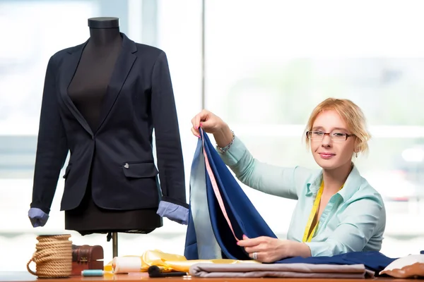 Sarto donna che lavora su nuovi vestiti — Foto Stock