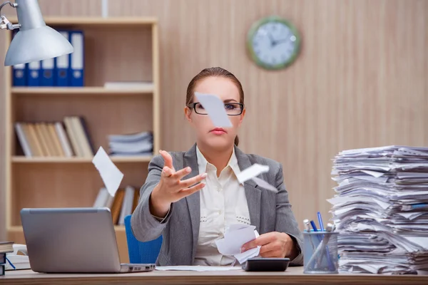 Ocupada secretaria estresante mujer bajo estrés en la oficina — Foto de Stock