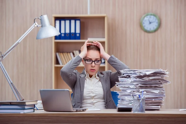 Upptagen stressande kvinna sekreterare under stress på kontoret — Stockfoto