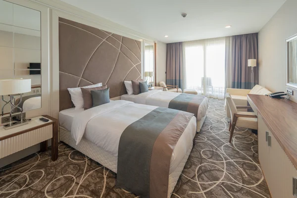 Сучасний готельний номер з великим ліжком — стокове фото
