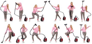 Elektrikli süpürgesi beyaz olan genç bir kadın.