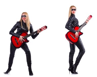 Beyaz tenli gitar çalan genç bir kadın.