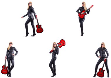 Beyaz tenli gitar çalan genç bir kadın.