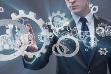 Takım çalışması konseptinde dişli çarklı bir işadamı