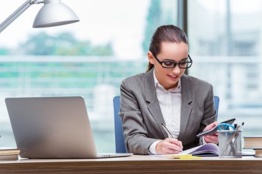 Ofiste çalışan genç asistanı