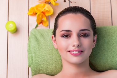 Spa yordamı sırasında genç güzel kadın