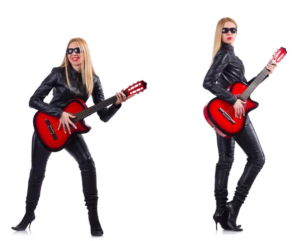 Junge Frau spielt Gitarre isoliert auf weißem Grund — Stockfoto