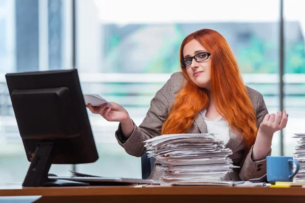 Stressade affärskvinna med stack av papper — Stockfoto