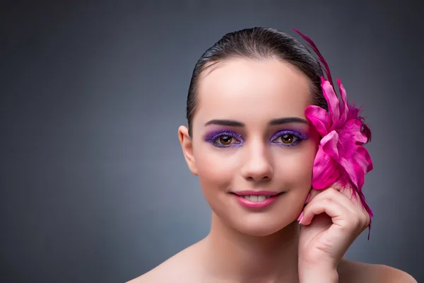 Junge Frau mit Blumenschmuck — Stockfoto