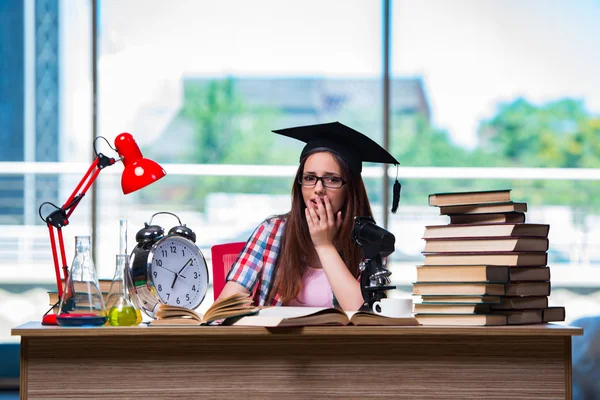 Chica joven preparándose para los exámenes con reloj grande —  Fotos de Stock