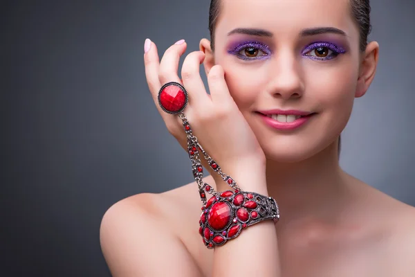 Hermosa mujer con joyas en concepto de moda — Foto de Stock