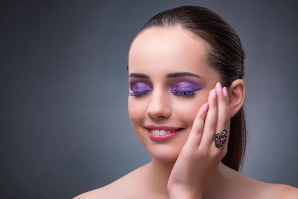 Mulher bonita com jóias no conceito de moda — Fotografia de Stock