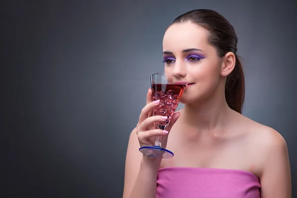 Szép nő iszik piros koktél — Stock Fotó