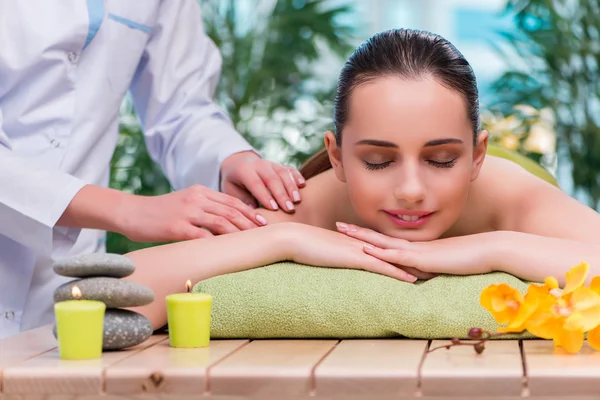 Jonge vrouw tijdens massage sessie — Stockfoto