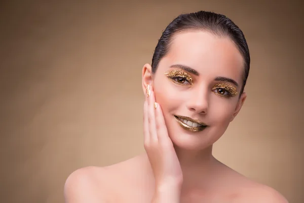 Jonge vrouw met elegante make-up — Stockfoto