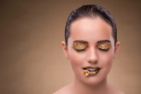 Mujer elegante con joyas en concepto de moda —  Fotos de Stock